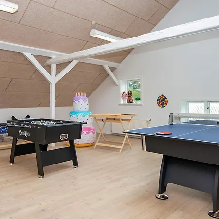 8 Person In Henne Feriehus